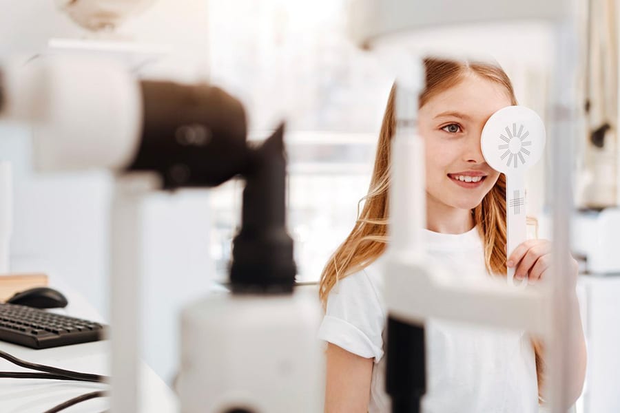 operation myopie age minimum ophtalmologue specialiste chirurgie refractive cataracte paris dr camille rambaud