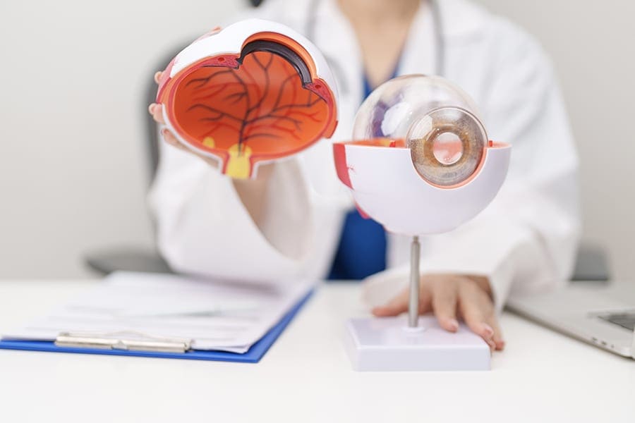 operation hypermetropie astigmatisme avis chirurgien ophtalmologue resultats risques operation prix specialiste chirurgie réfractive paris dr camille rambaud