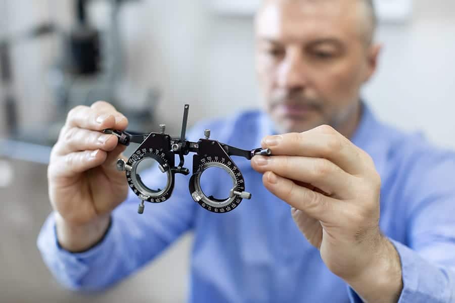 comment corrige presbytie traitement presbytie chirurgie refractive operation presbytie laser chirurgien ophtalmologue specialiste chirurgie réfractive paris dr camille rambaud