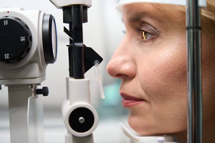 evolution astigmatisme age quoi cataracte operation astigmatisme presbytie correction chirurgien ophtalmologue specialiste chirurgie réfractive paris dr camille rambaud
